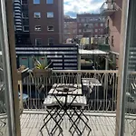 Appartement Experience Metro A Stone's *